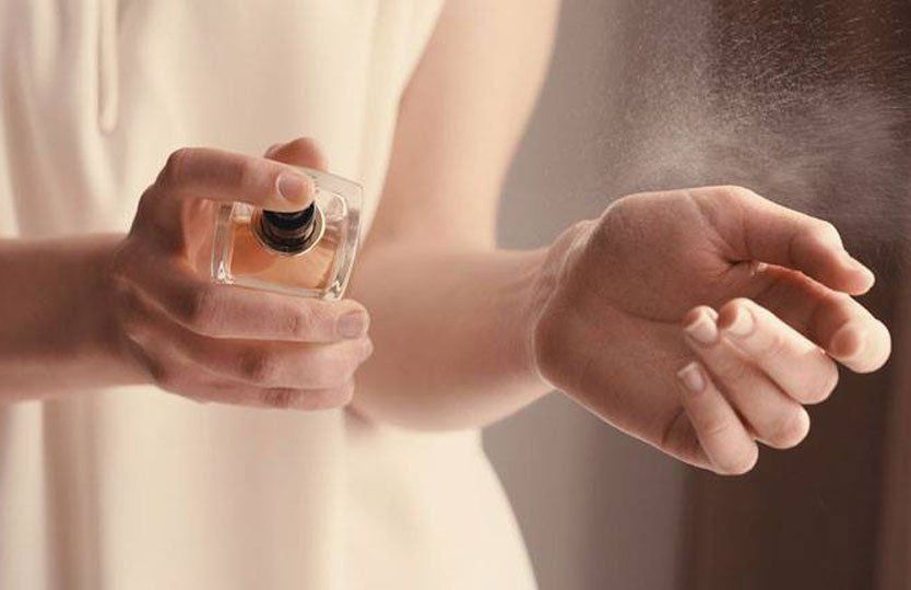 Cách xịt nước hoa thơm lâu
