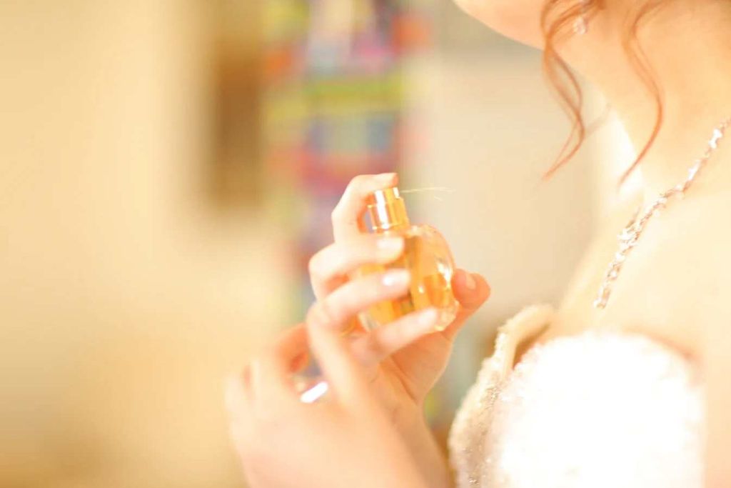 Cách xịt nước hoa thơm lâu