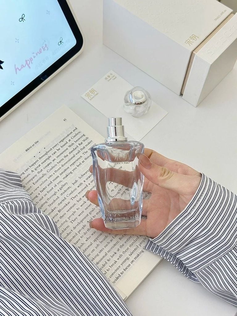 Cách xịt nước hoa thơm lâu