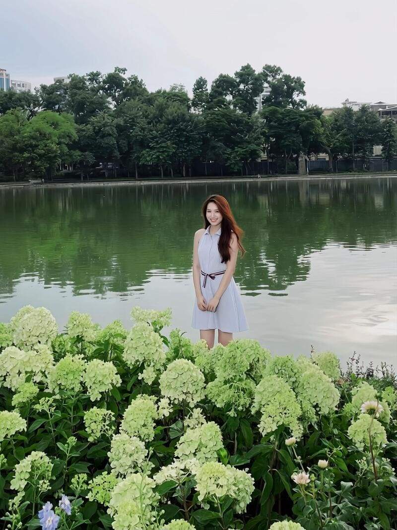 Hướng dẫn cách tạo dáng chụp ảnh cùng hoa cẩm tú cầu hồ Gươm cực thơ