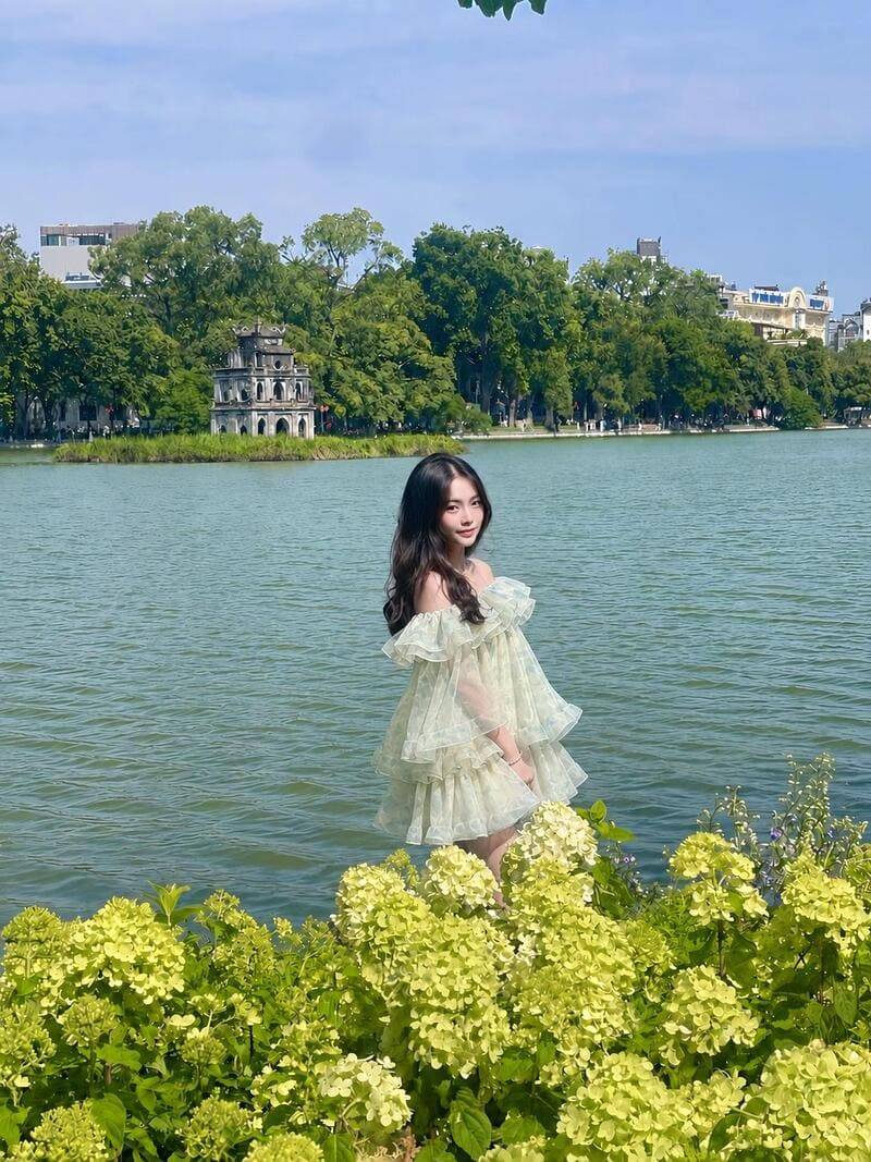Hướng dẫn cách tạo dáng chụp ảnh cùng hoa cẩm tú cầu hồ Gươm cực thơ
