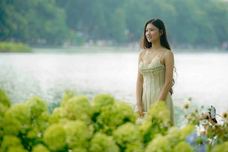 Hướng dẫn cách tạo dáng chụp ảnh cùng hoa cẩm tú cầu hồ Gươm cực thơ