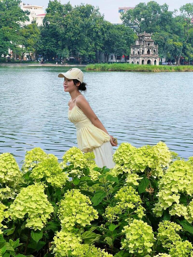 Hướng dẫn cách tạo dáng chụp ảnh cùng hoa cẩm tú cầu hồ Gươm cực thơ
