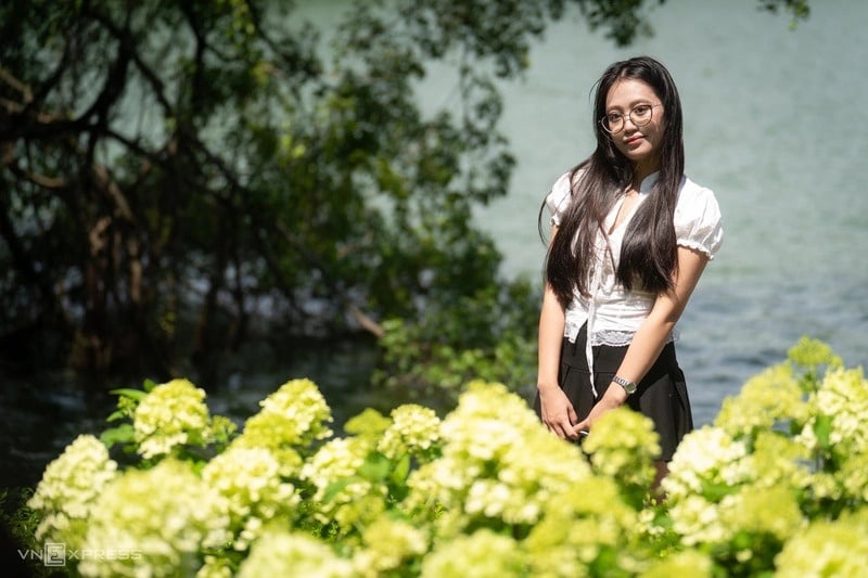 Hướng dẫn cách tạo dáng chụp ảnh cùng hoa cẩm tú cầu hồ Gươm cực thơ
