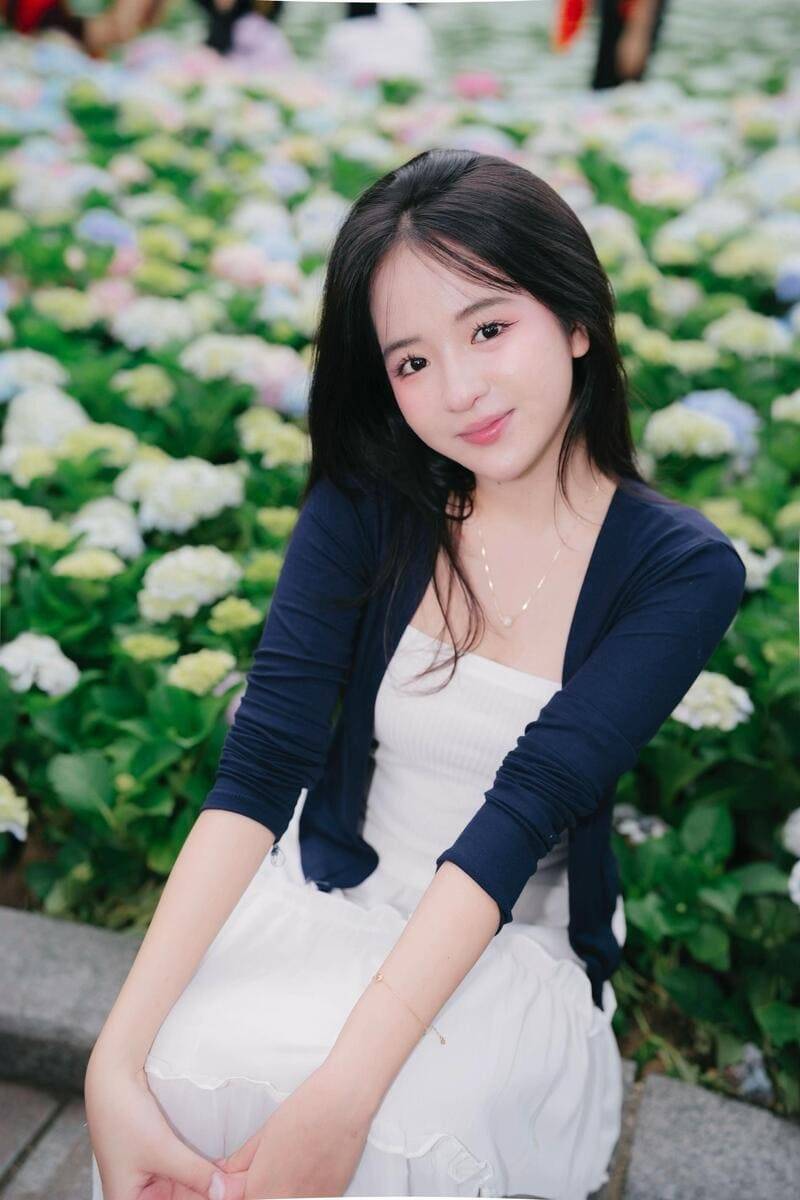 Hướng dẫn cách tạo dáng chụp ảnh cùng hoa cẩm tú cầu hồ Gươm cực thơ