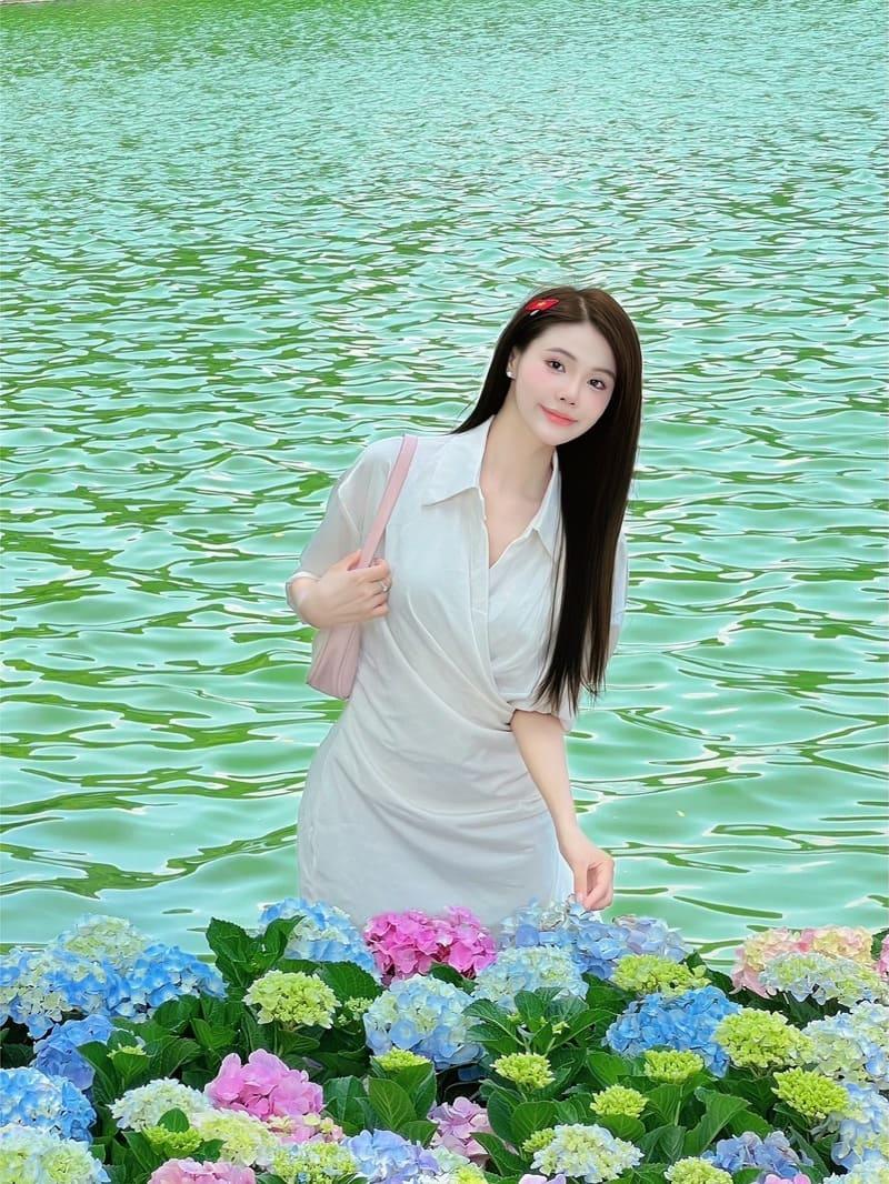 Hướng dẫn cách tạo dáng chụp ảnh cùng hoa cẩm tú cầu hồ Gươm cực thơ