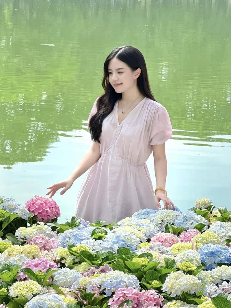 Hướng dẫn cách tạo dáng chụp ảnh cùng hoa cẩm tú cầu hồ Gươm cực thơ