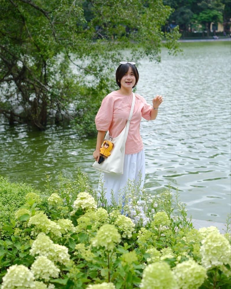 Hướng dẫn cách tạo dáng chụp ảnh cùng hoa cẩm tú cầu hồ Gươm cực thơ