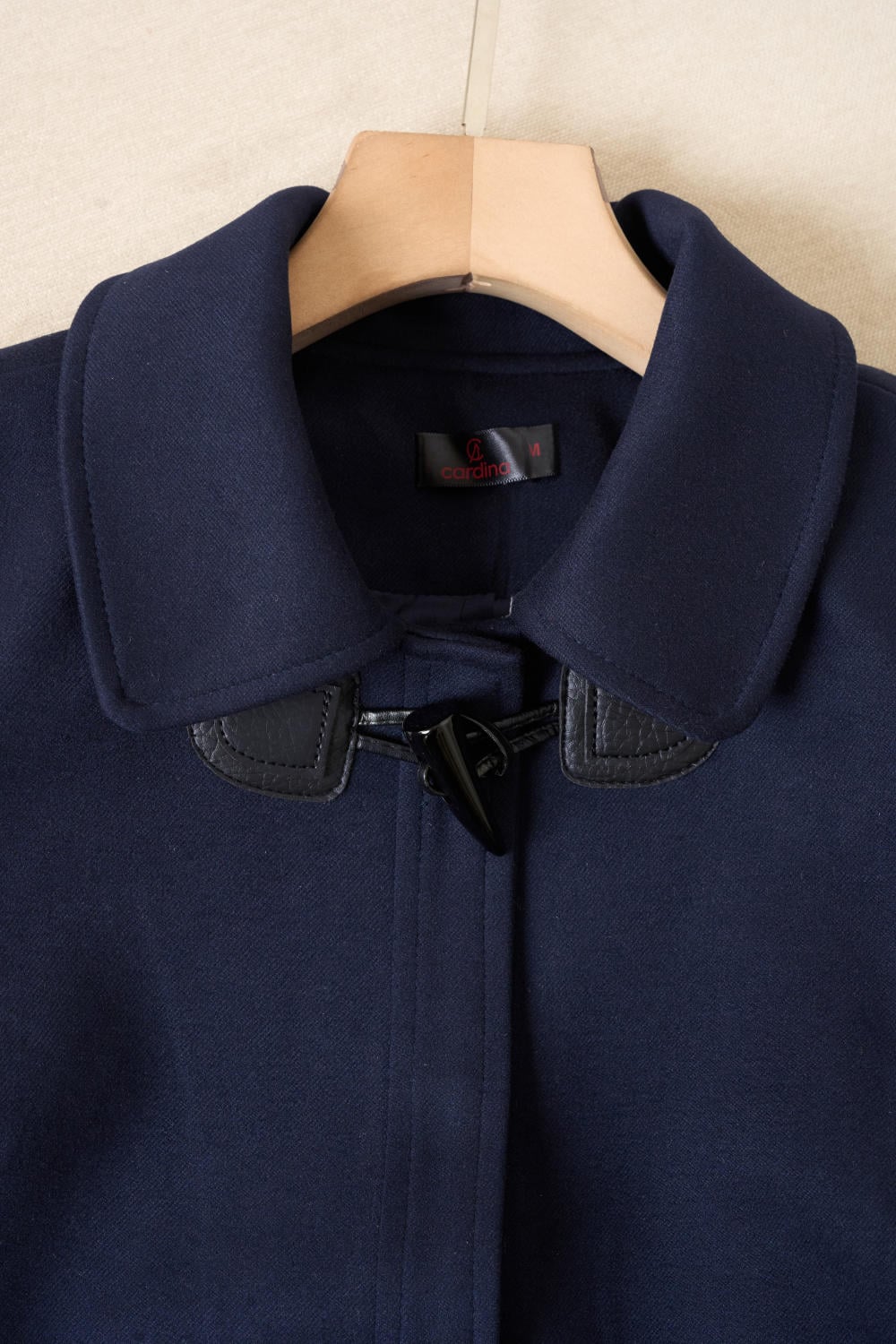 Áo khoác dạ ép dáng ngắn Elegant cổ bẻ khuy bấm ẩn.