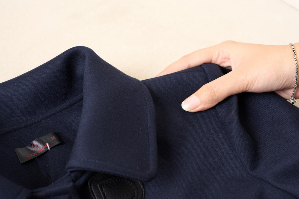 Áo khoác dạ ép dáng ngắn Elegant cổ bẻ khuy bấm ẩn.