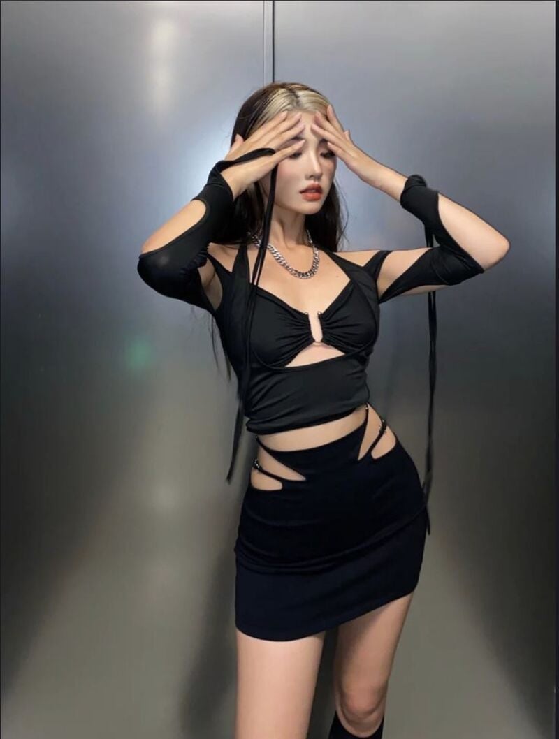 Váy ngắn đen gợi cảm