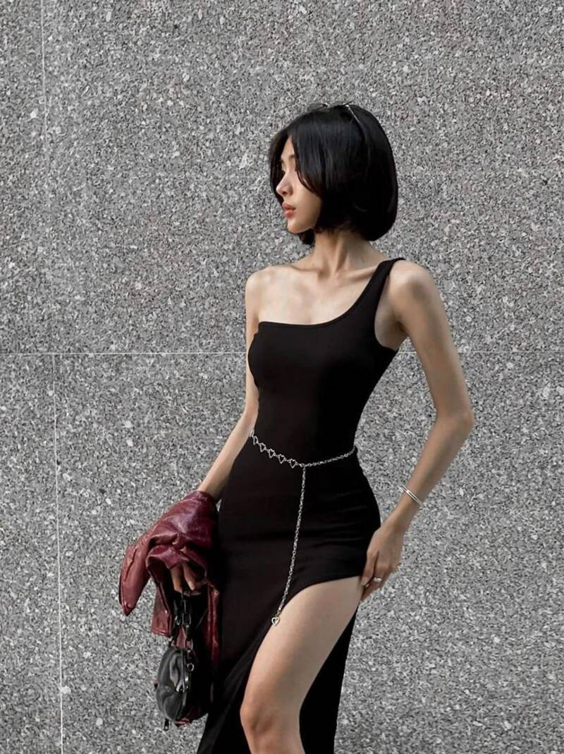 Váy ngắn đen gợi cảm