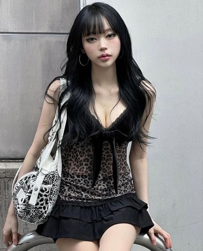 Váy ngắn đen gợi cảm