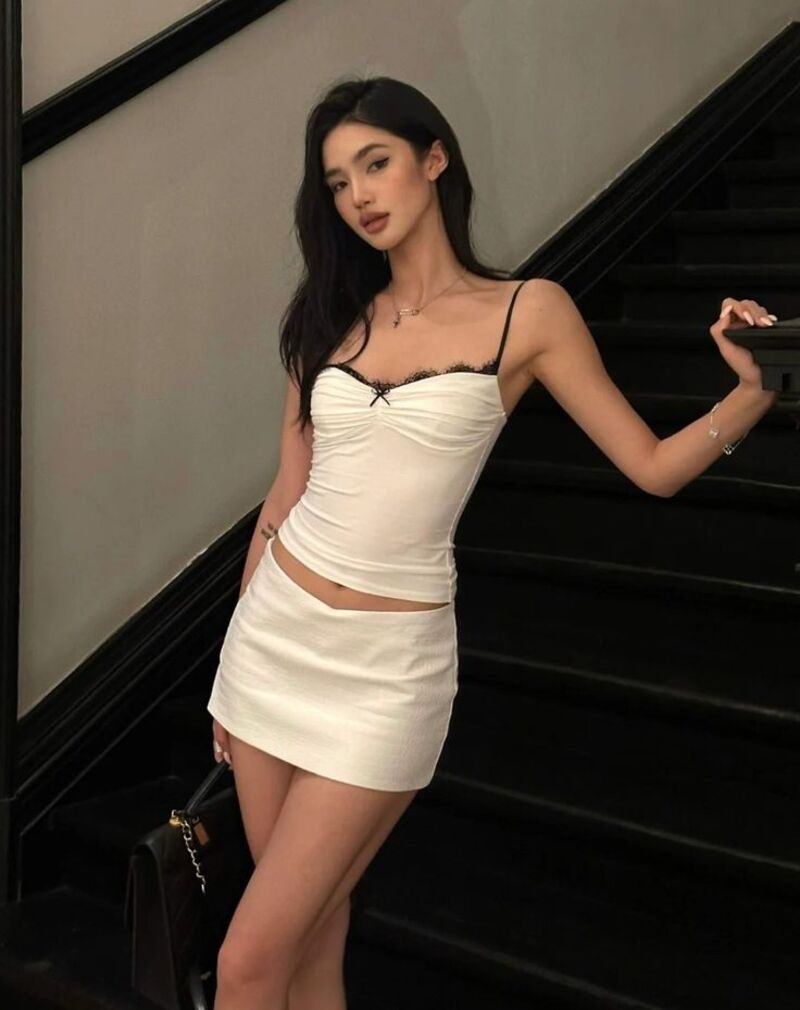 Váy ngắn trắng gợi cảm