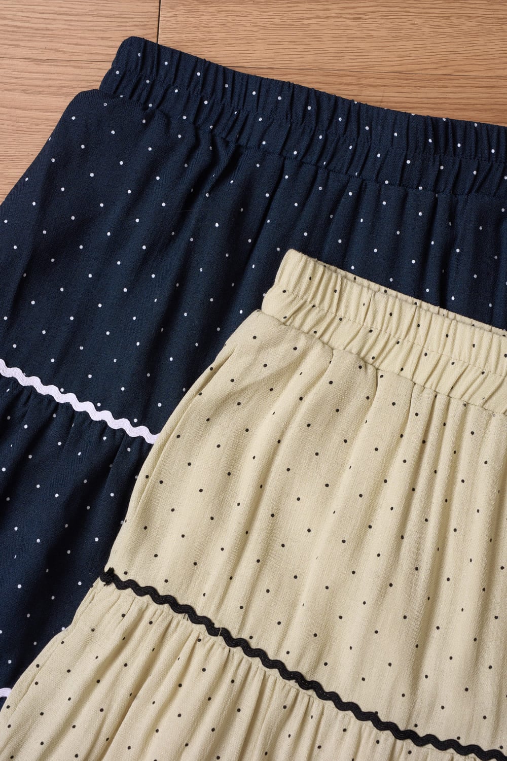 Chân váy linen chấm bi dáng xòe chia tầng phối ren