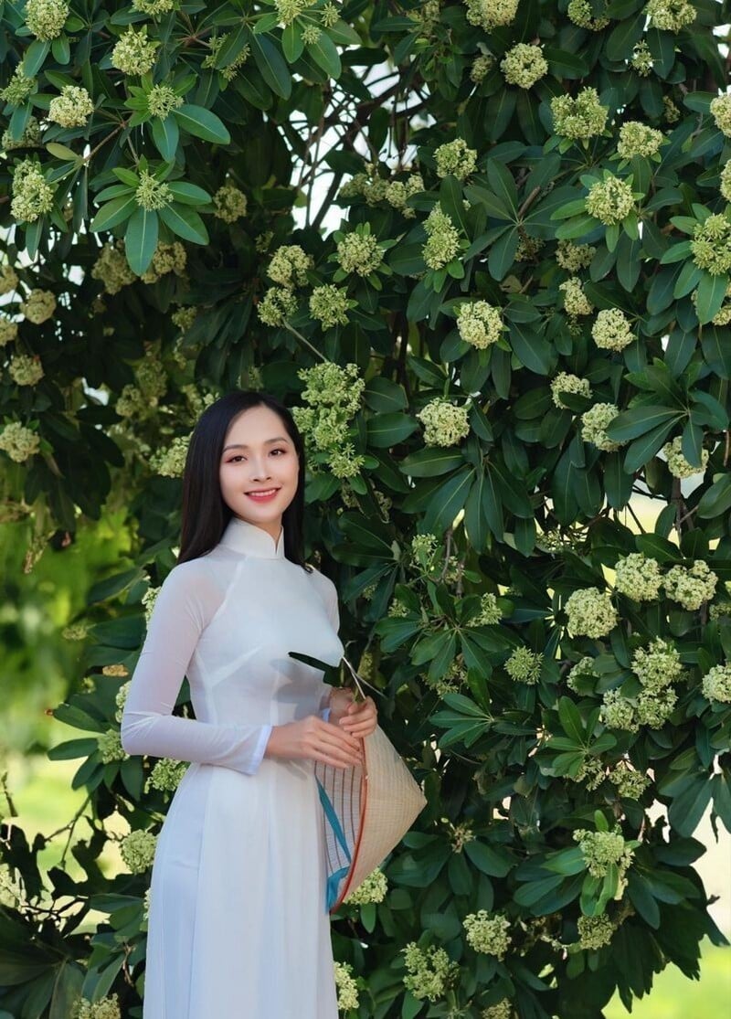 Chụp ảnh với hoa sữa mặc gì?