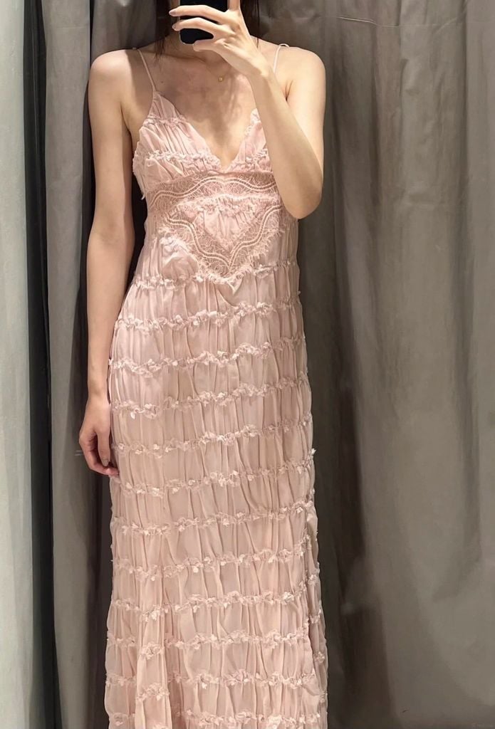 Đầm ren màu hồng