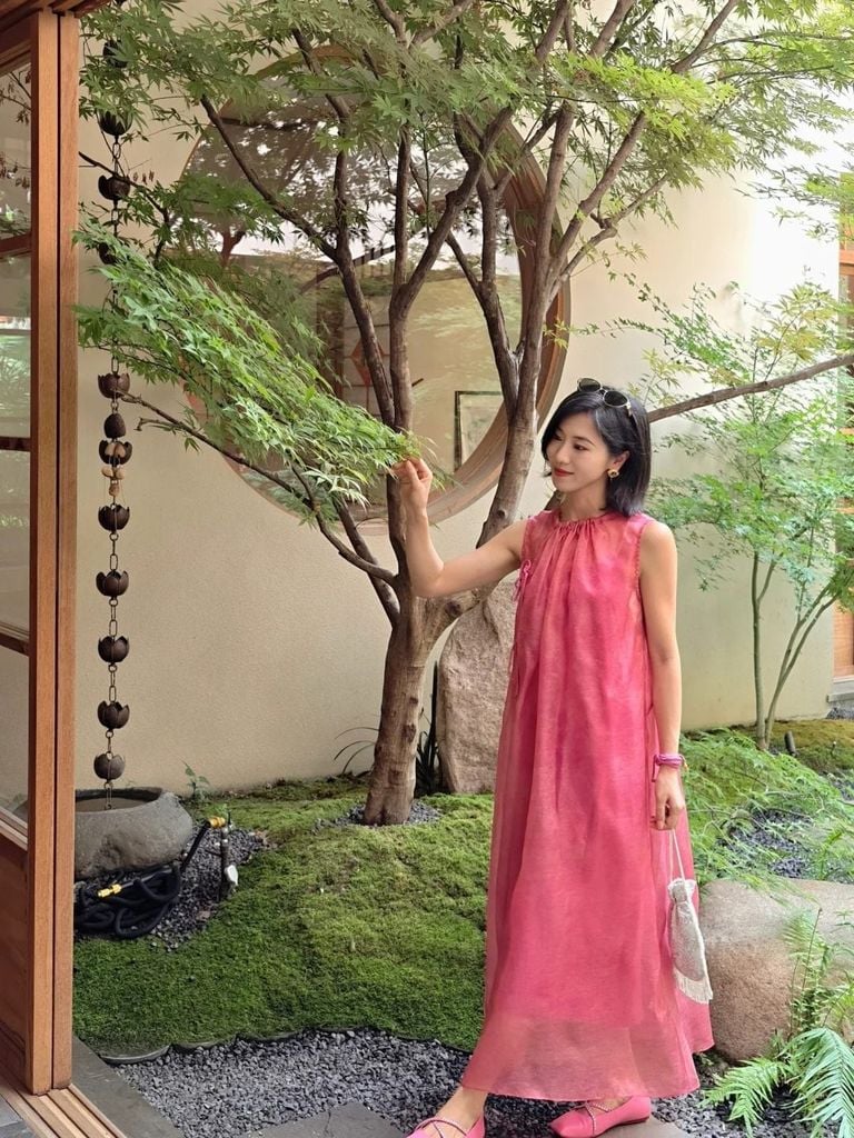 Đầm màu hồng dâu