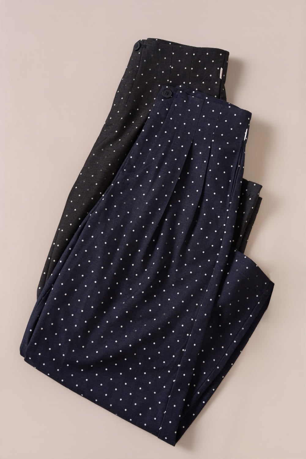 Quần denim ống suông cạp liền chấm bi