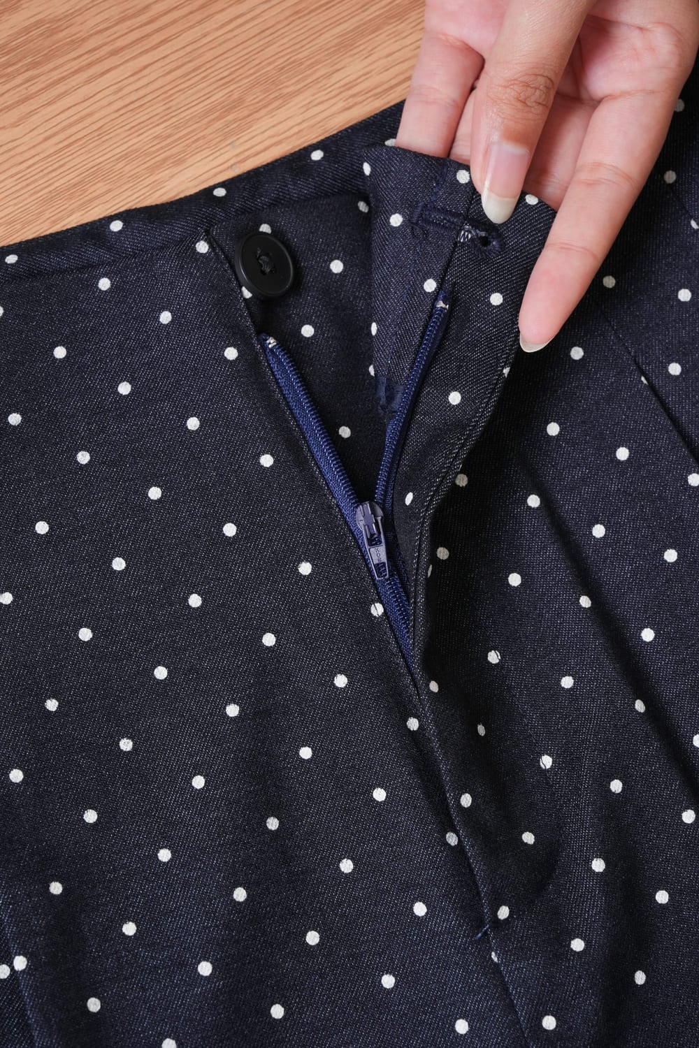 Quần denim ống suông cạp liền chấm bi