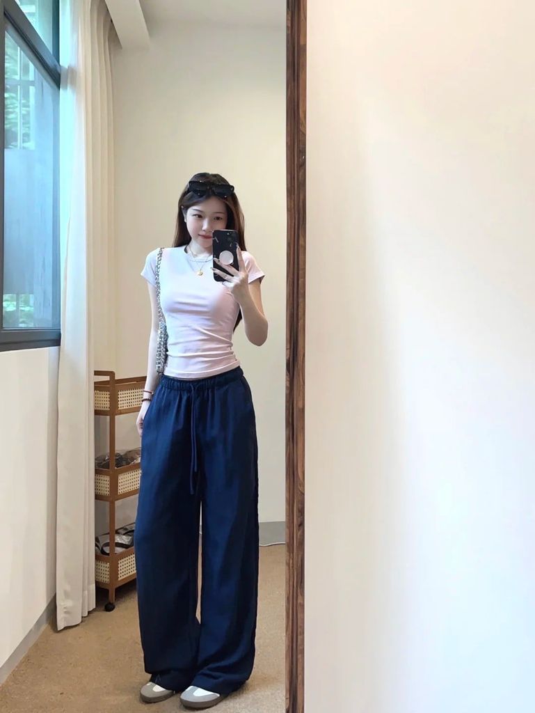Quần đũi ống rộng mặc với áo gì