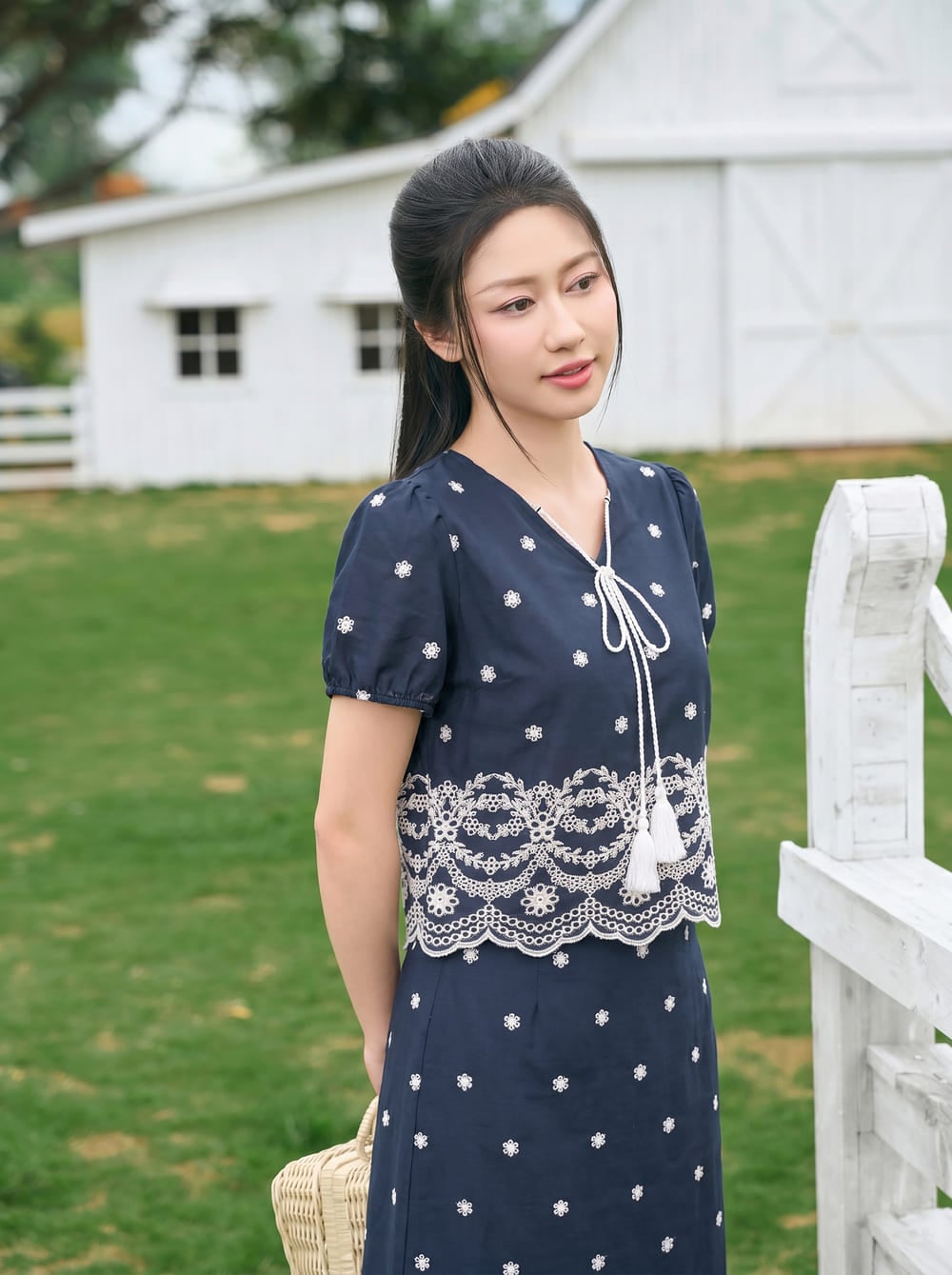 Áo thô thêu tay cộc cổ V gấu sóng phối dây buộc