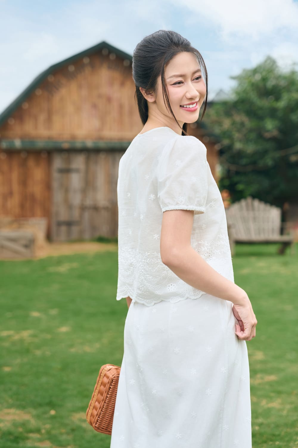 Áo thô thêu tay cộc cổ V gấu sóng phối dây buộc
