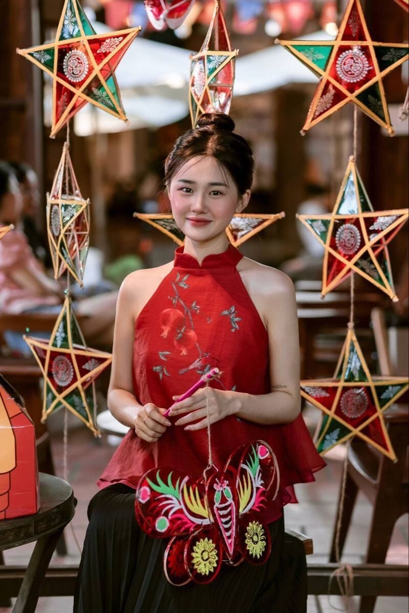 Hướng dẫn chị em tạo dáng chụp ảnh Trung Thu xinh xắn, ấn tượng