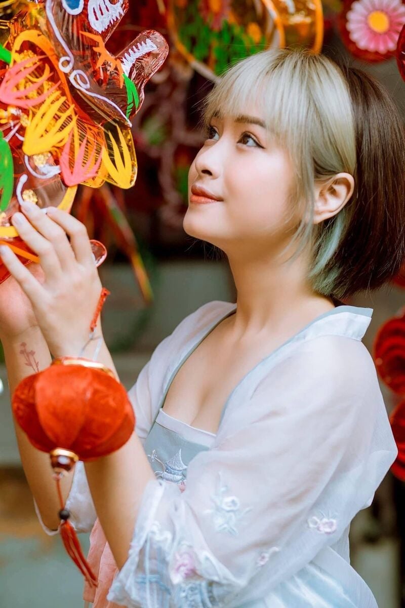 Hướng dẫn chị em tạo dáng chụp ảnh Trung Thu xinh xắn, ấn tượng