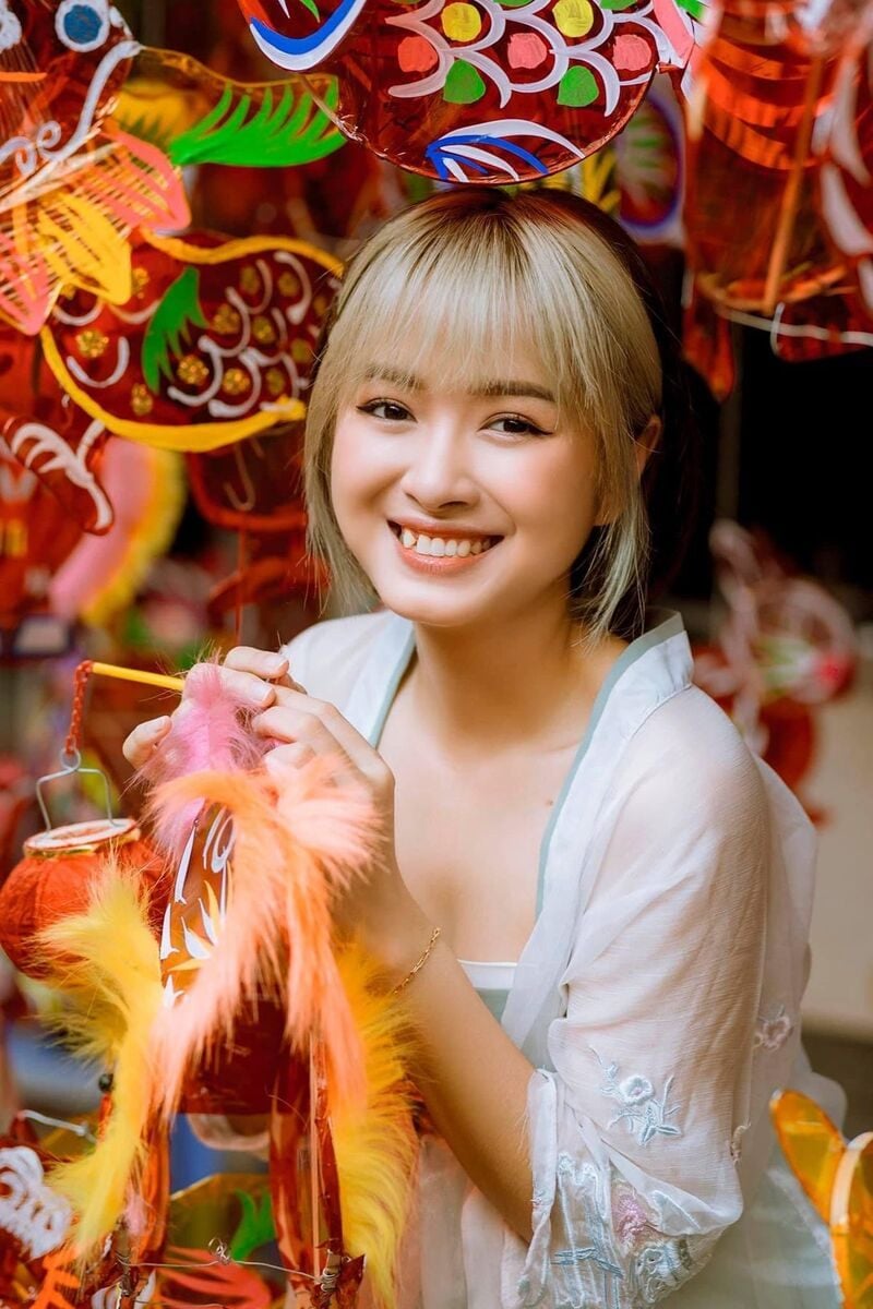 Hướng dẫn chị em tạo dáng chụp ảnh Trung Thu xinh xắn, ấn tượng