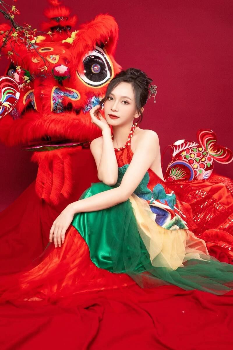 Hướng dẫn chị em tạo dáng chụp ảnh Trung Thu xinh xắn, ấn tượng