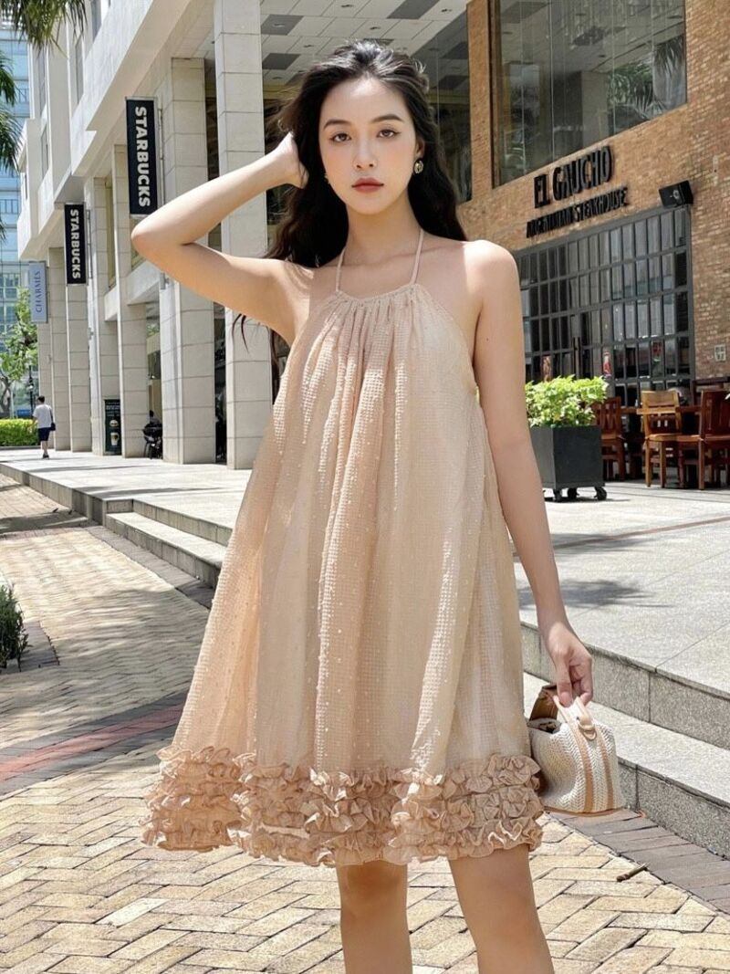 mẫu váy cổ yếm quyến rũ, sang trọng cho nàng hè