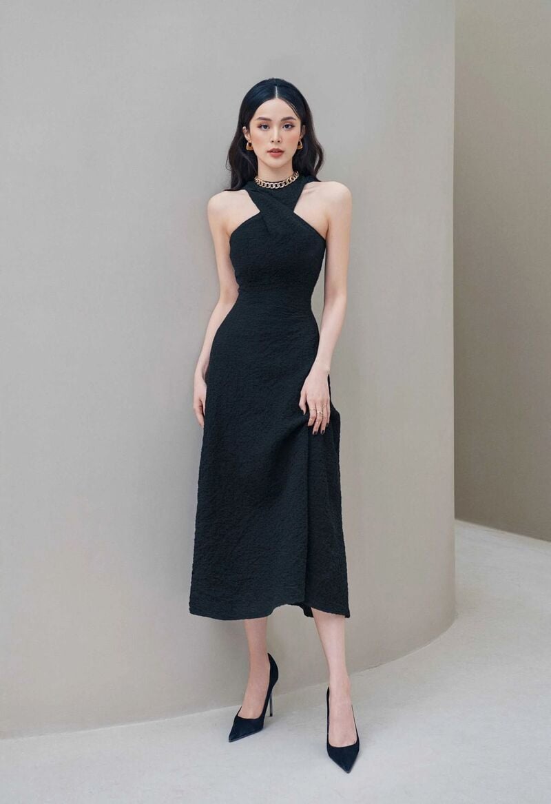 mẫu váy cổ yếm quyến rũ, sang trọng cho nàng hè