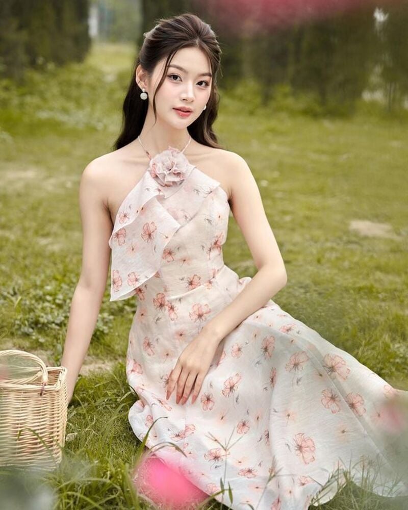 mẫu váy cổ yếm quyến rũ, sang trọng cho nàng hè