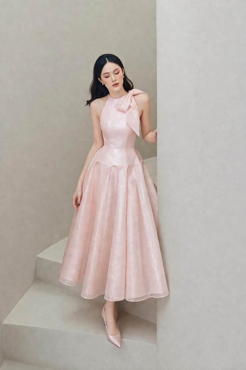 mẫu váy cổ yếm quyến rũ, sang trọng cho nàng hè