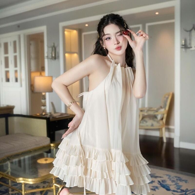 mẫu váy cổ yếm quyến rũ, sang trọng cho nàng hè