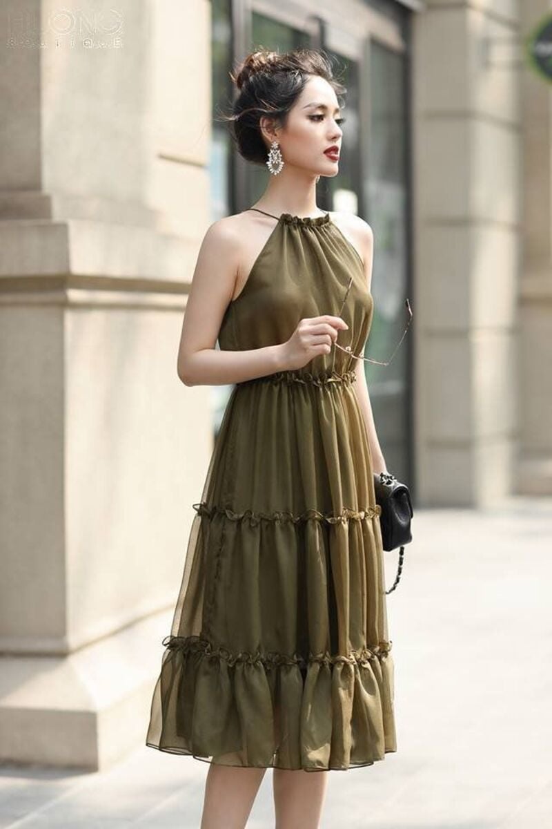 mẫu váy cổ yếm quyến rũ, sang trọng cho nàng hè