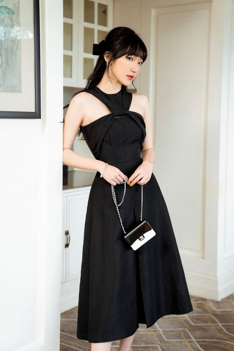 mẫu váy cổ yếm quyến rũ, sang trọng cho nàng hè