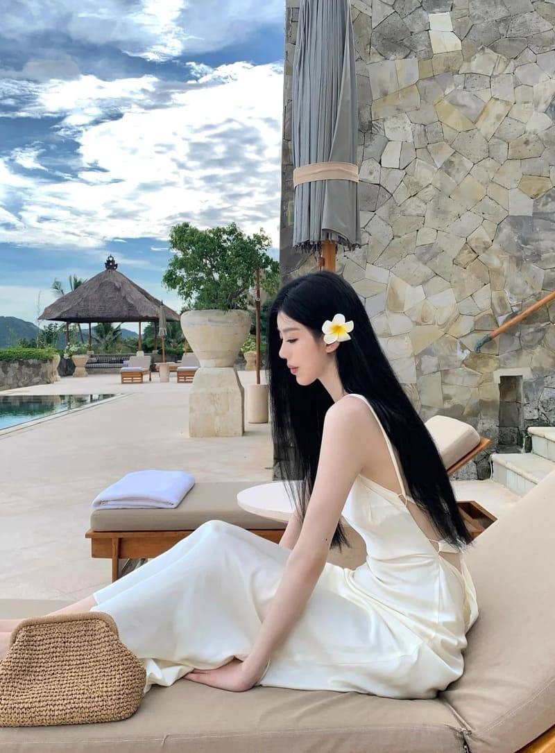 Váy maxi trắng đi biển