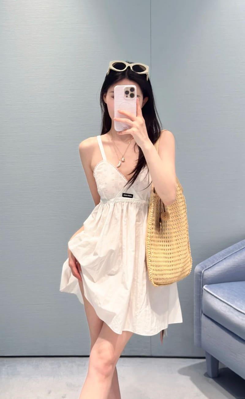 Váy maxi trắng đi biển