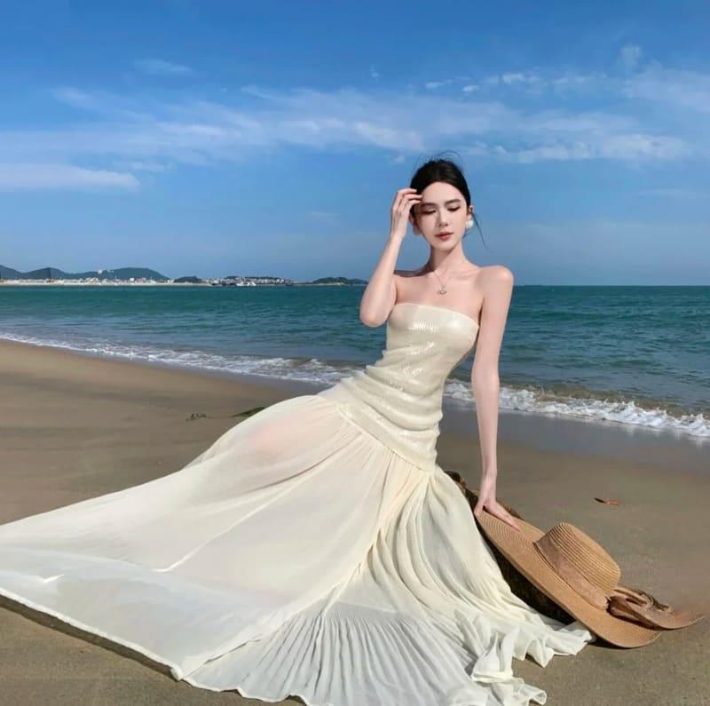 Váy maxi trắng đi biển