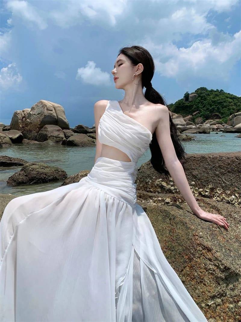 Váy maxi trắng đi biển
