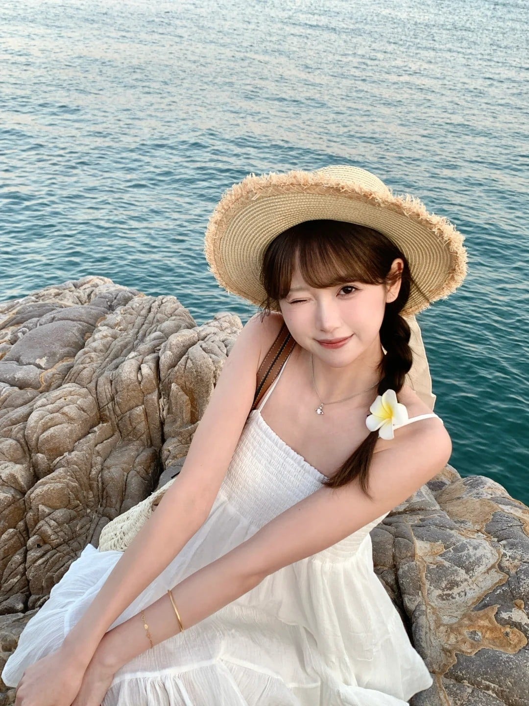Váy maxi trắng đi biển