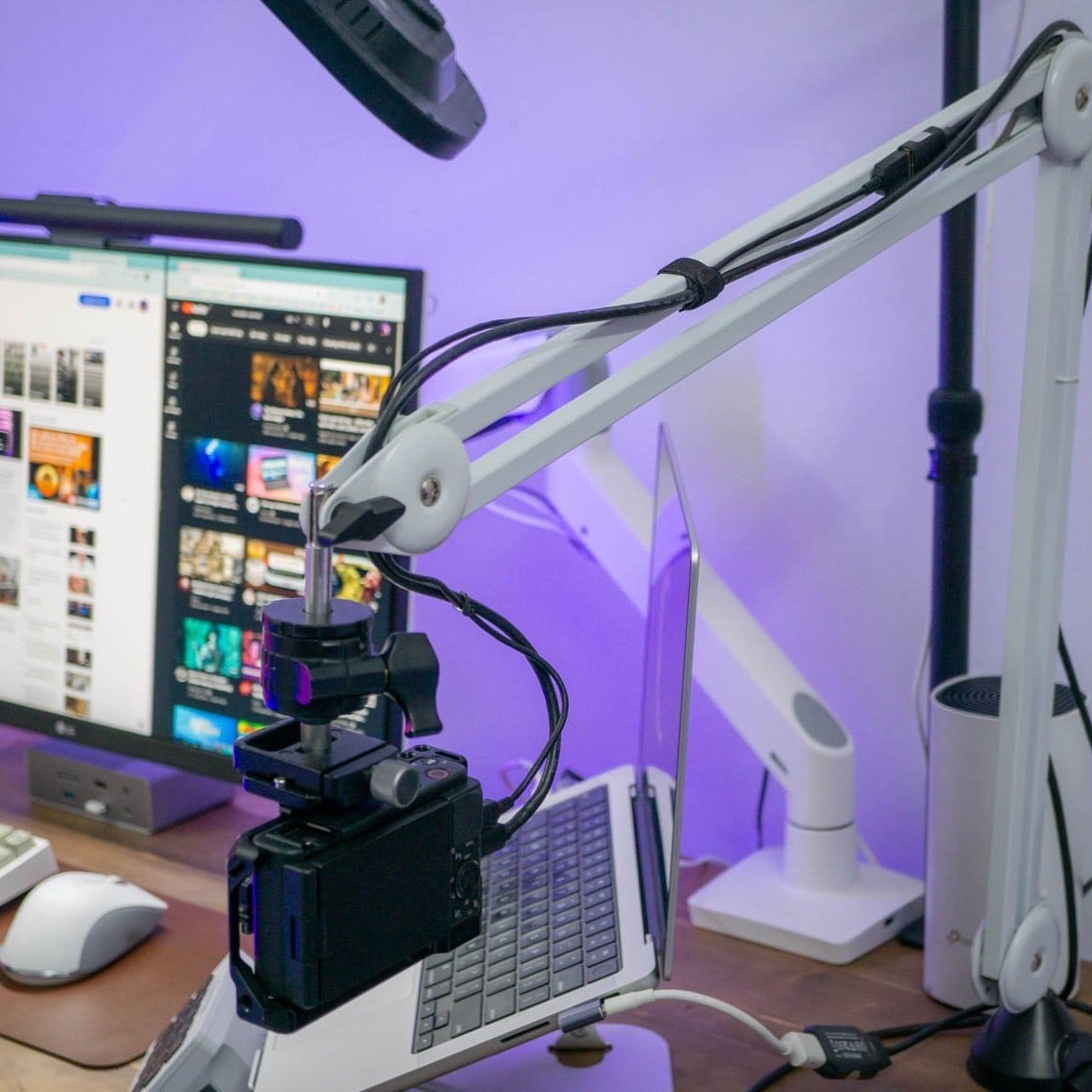 Setup máy ảnh cho góc làm việc – biến bàn làm việc thành studio mini.
