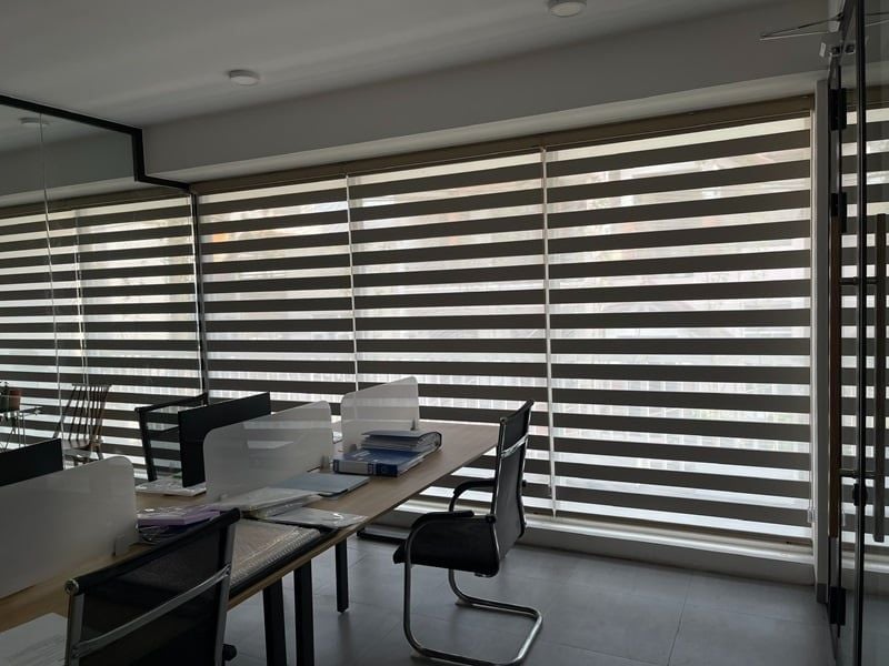 Rèm cầu vồng cho cửa sổ văn phòng