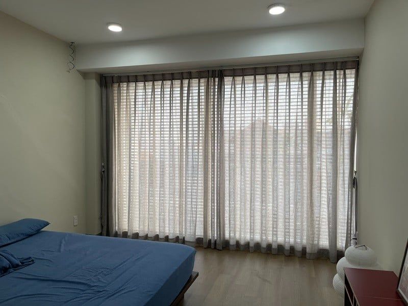 Sự kết hợp giữa rèm sáo gỗ và rèm vải
