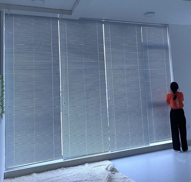 Hoàn thiện rèm sáo nhôm cho mảng kính lớn