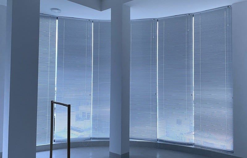 Rèm sáo nhôm cho hệ cửa kính cong