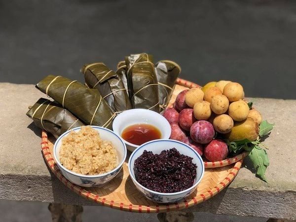 Những Điều Bạn Chưa Biết Về Ngày Tết Đoan Ngọ 5/5 Âm Lịch Mâm lễ với những đồ truyền thống