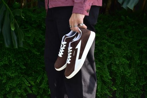 TẠI SAO GIÀY MÀU NÂU CHƯA CÓ DẤU HIỆU NGỪNG HOT? GÓC NHÌN TỪ ĐÔI GIÀY MIDITADI CỦA RIENEVAN